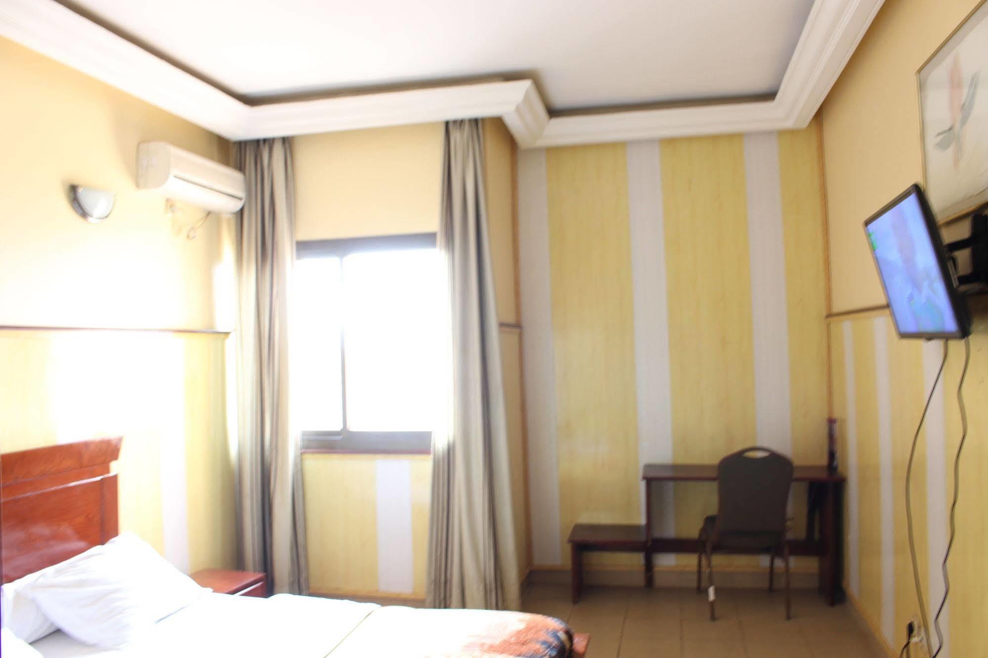 Hotel Santa Lucia Yaounde Exterior photo