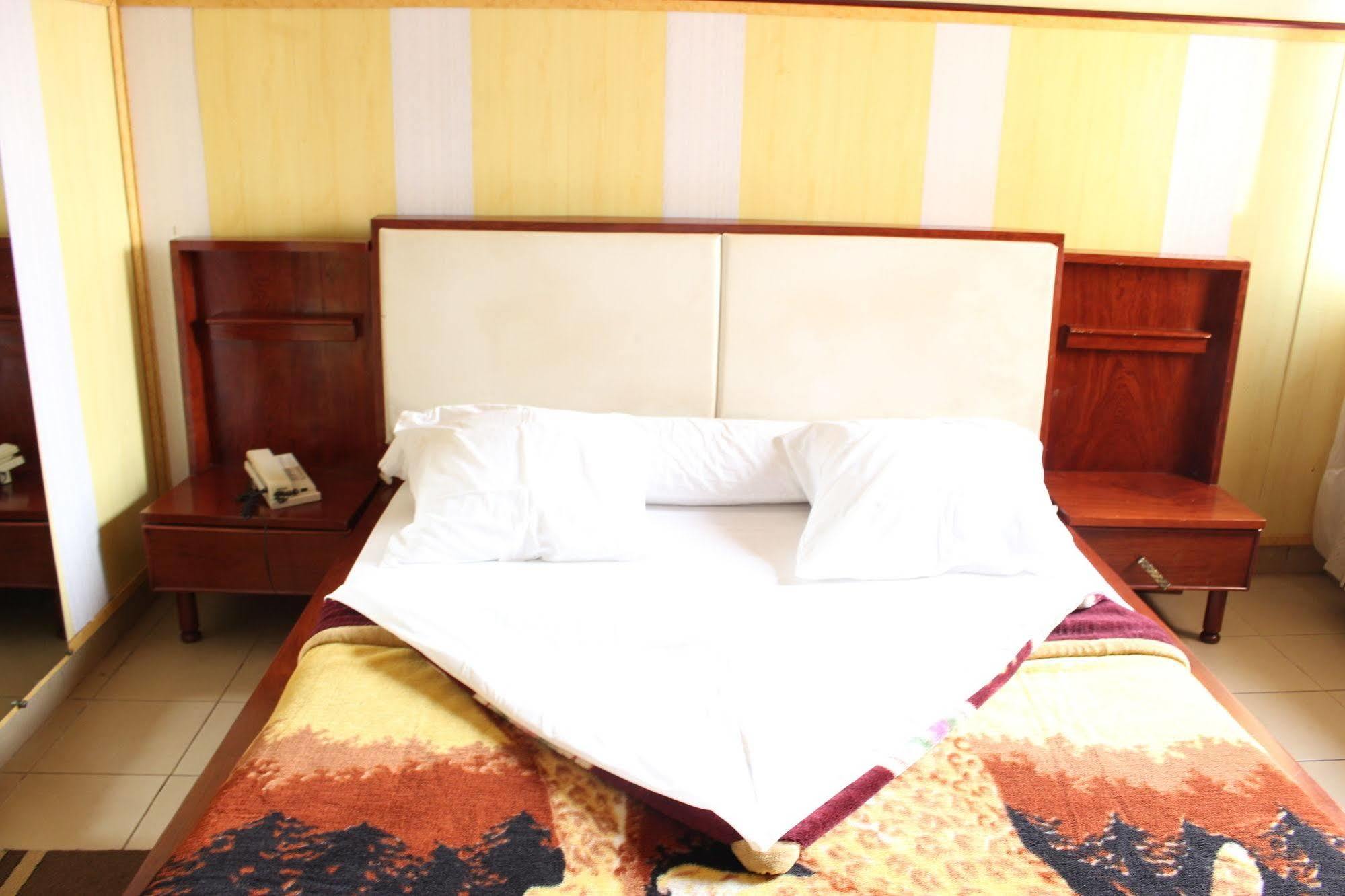 Hotel Santa Lucia Yaounde Exterior photo